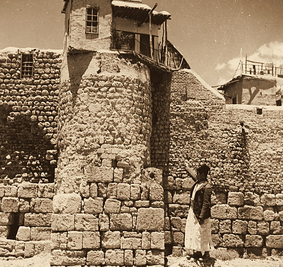 The house and window on the Damascus wall that travellers around 1910 were shown as Paul's window. Even the lecture notes that came with this slide admitted the house stands on a much later wall