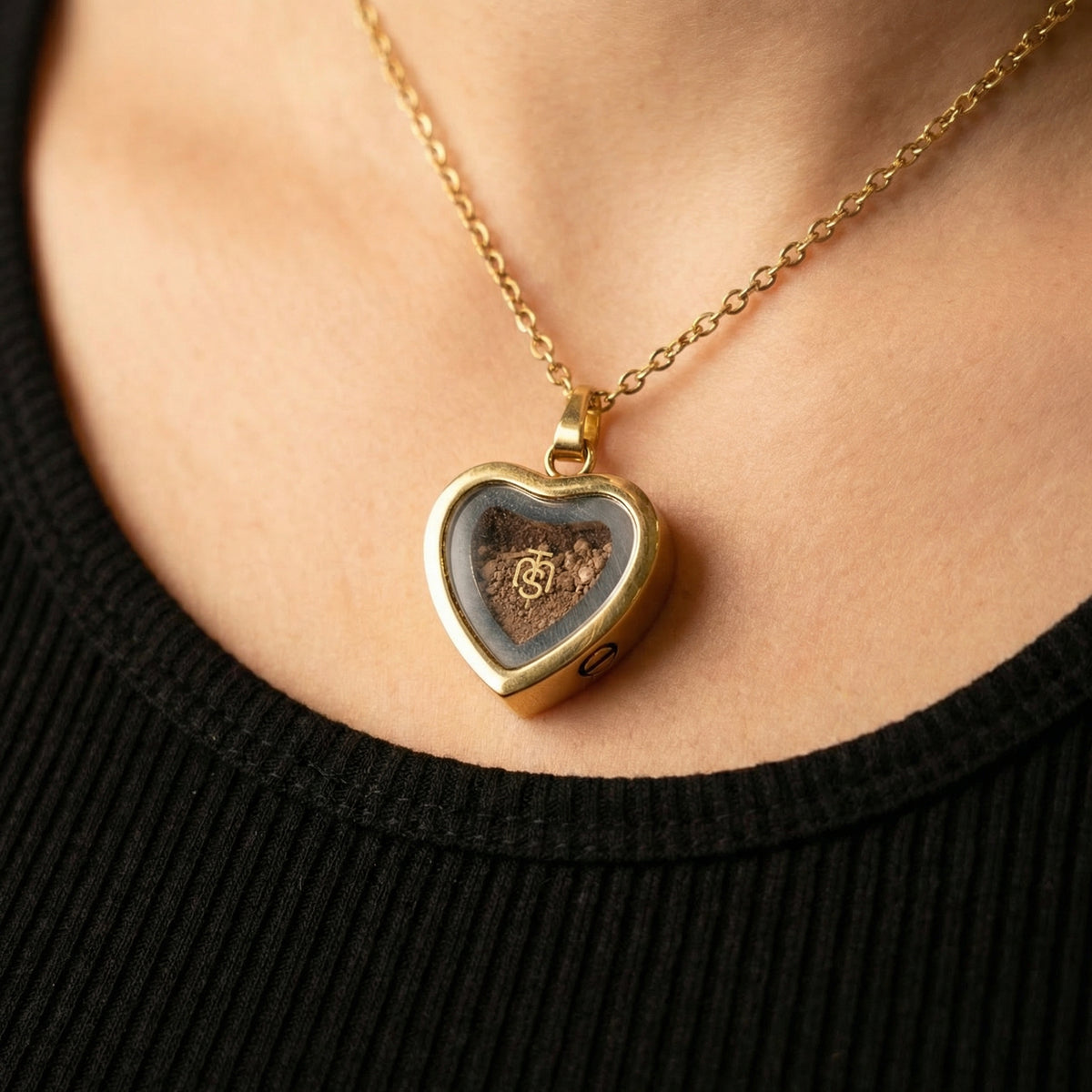Heart pendant holding authenticated Temple Mount soil