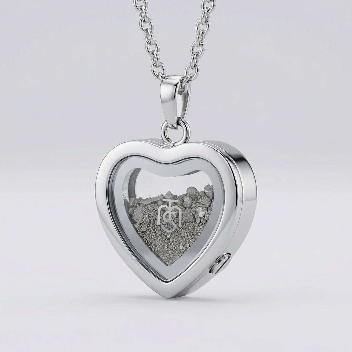 Heart pendant holding authenticated Temple Mount soil